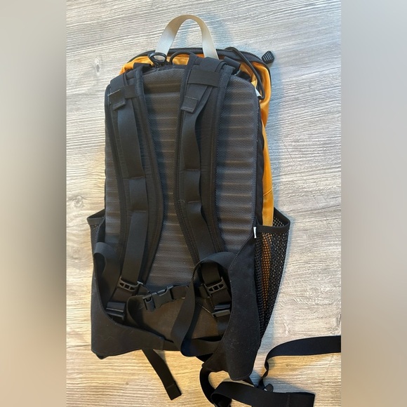 Osprey Helios 14 Black Yellow Daypack Backpack Holds 14L Outdoor Activity Hiking - Picture 3 of 15